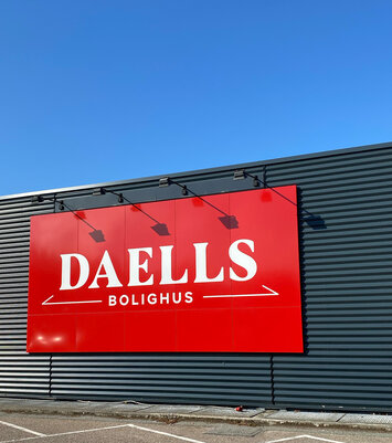 Daells Bolighus logo på facaden